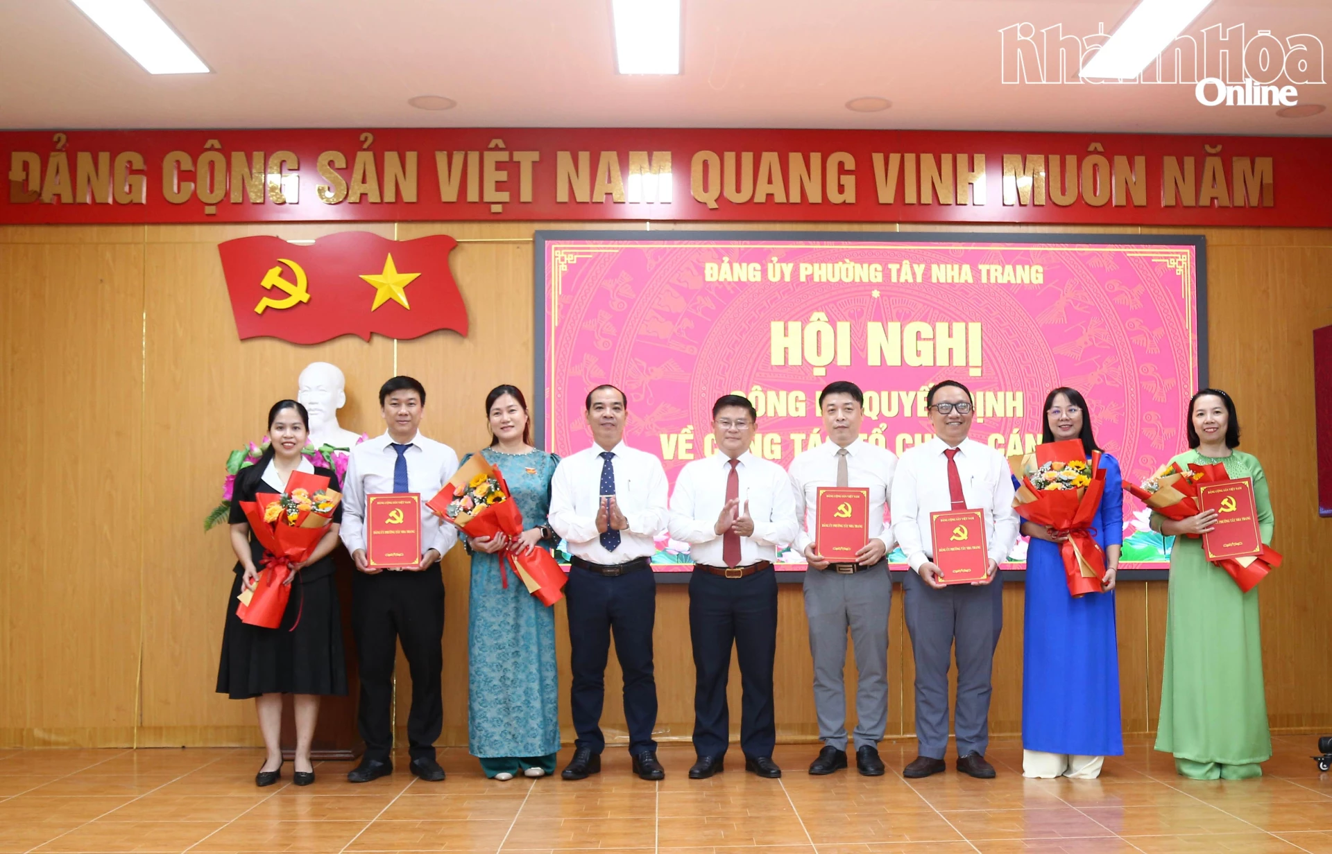Thường trực Đảng ủy phường Tây Nha Trang trao các quyết định thành lập mới 4 chi bộ Khối Đảng, Đoàn thể trực thuộc Đảng ủy phường