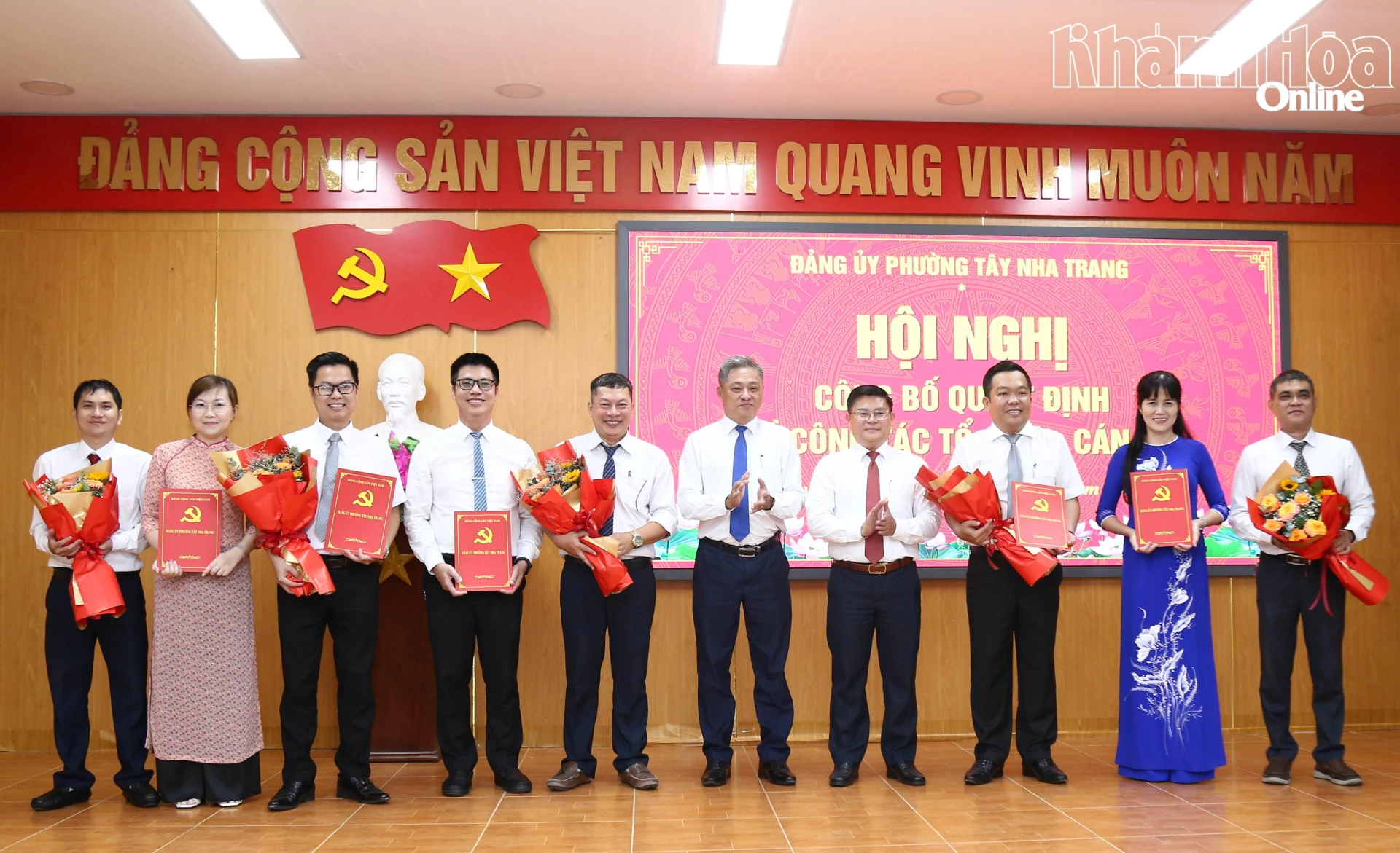 Thường trực Đảng ủy phường Tây Nha Trang trao quyết định thành lập mới 5 chi bộ trực thuộc Đảng ủy UBND phường