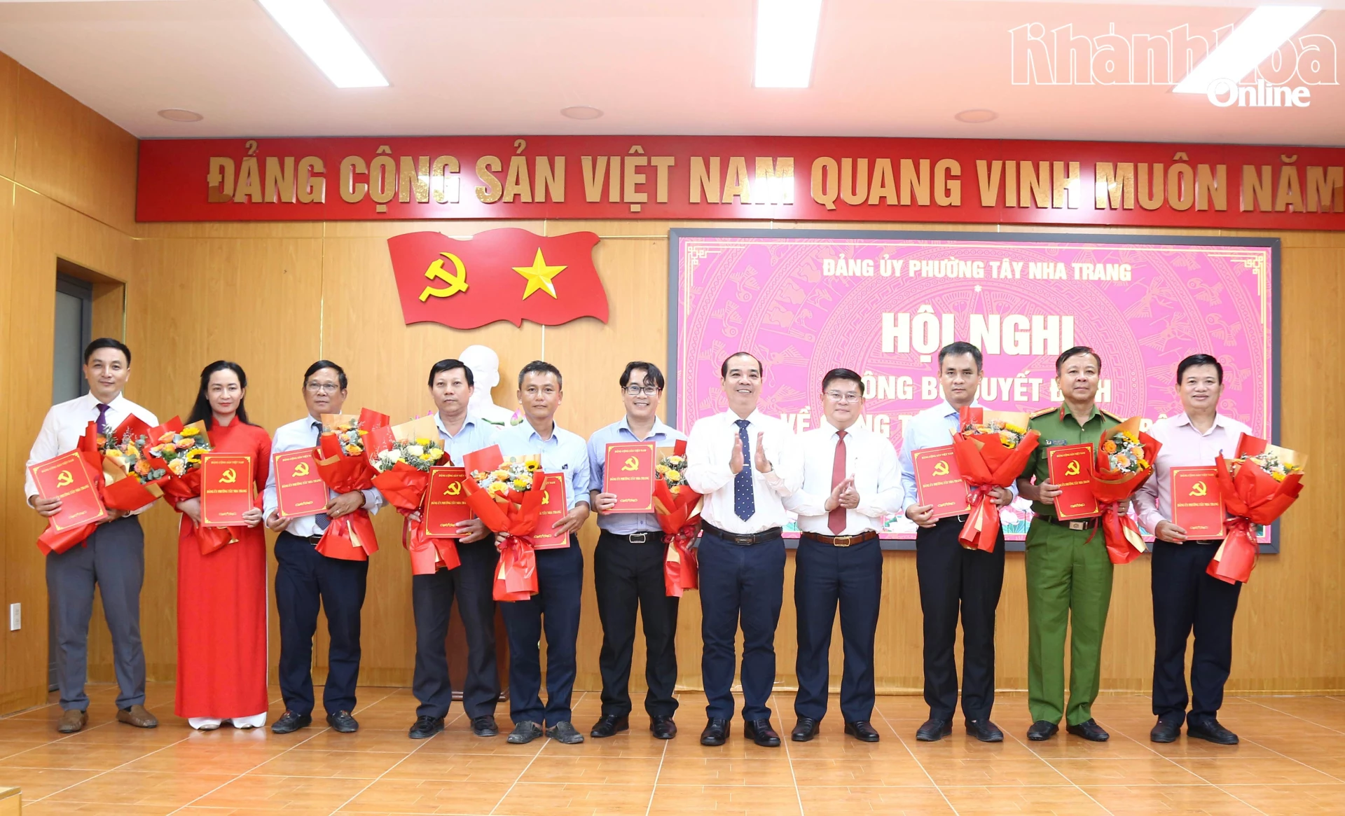 Thường trực Đảng ủy phường Tây Nha Trang trao quyết định