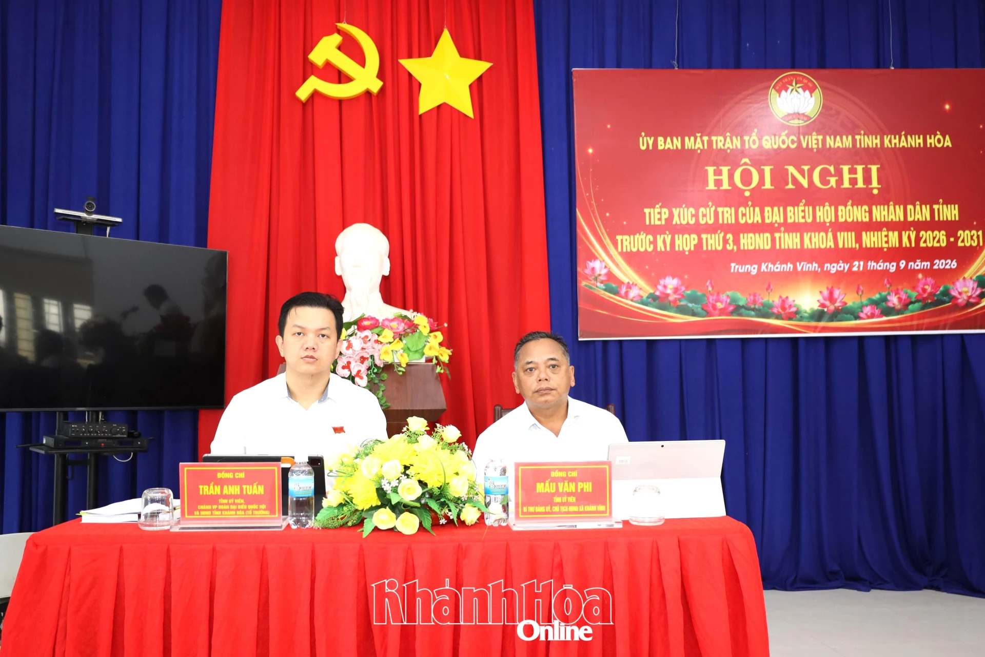 Các đại biểu HĐND tỉnh lắng nghe ý kiến của cử tri.