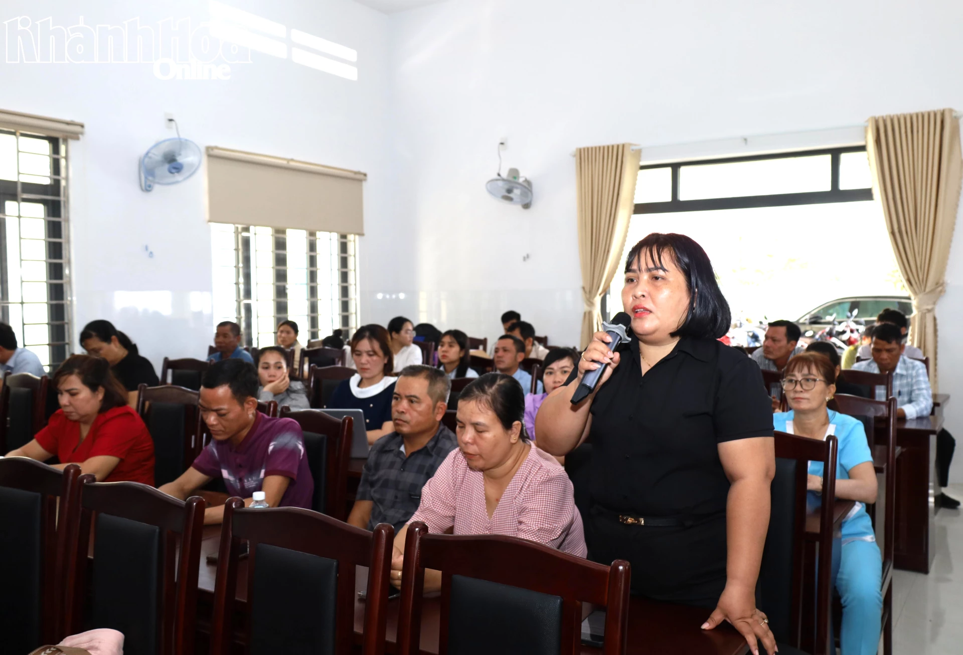Cử tri nêu ý kiến, kiến nghị tại buổi tiếp xúc.