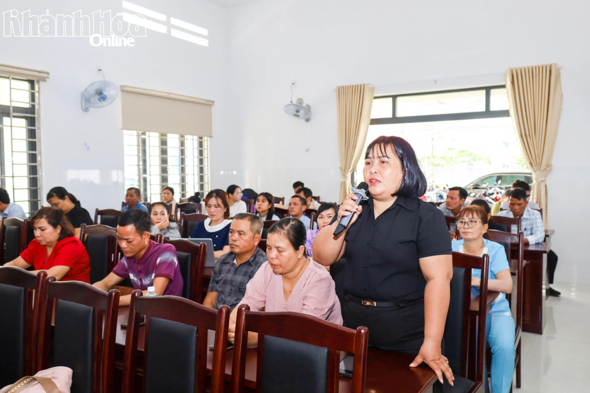 Cử tri xã Trung Khánh Vĩnh nêu kiến nghị tại buổi tiếp xúc.