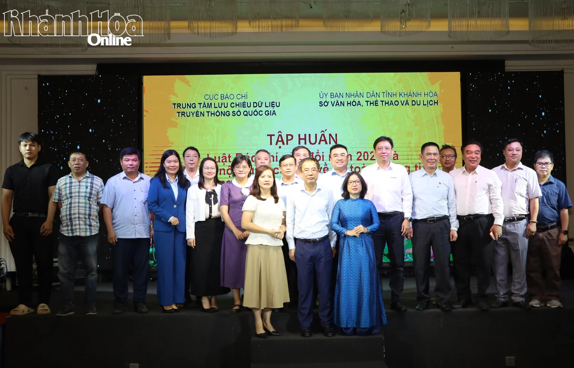 Các đại biểu chụp ảnh lưu niệm.