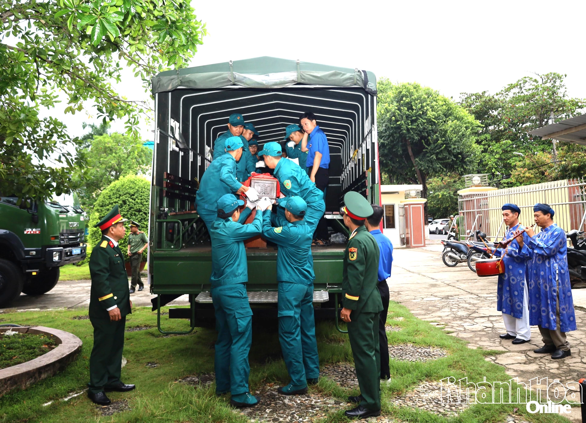 Các cán bộ, chiến sĩ xếp hài cốt liệt sĩ lên xe để di chuyển đến Đài tưởng niệm.