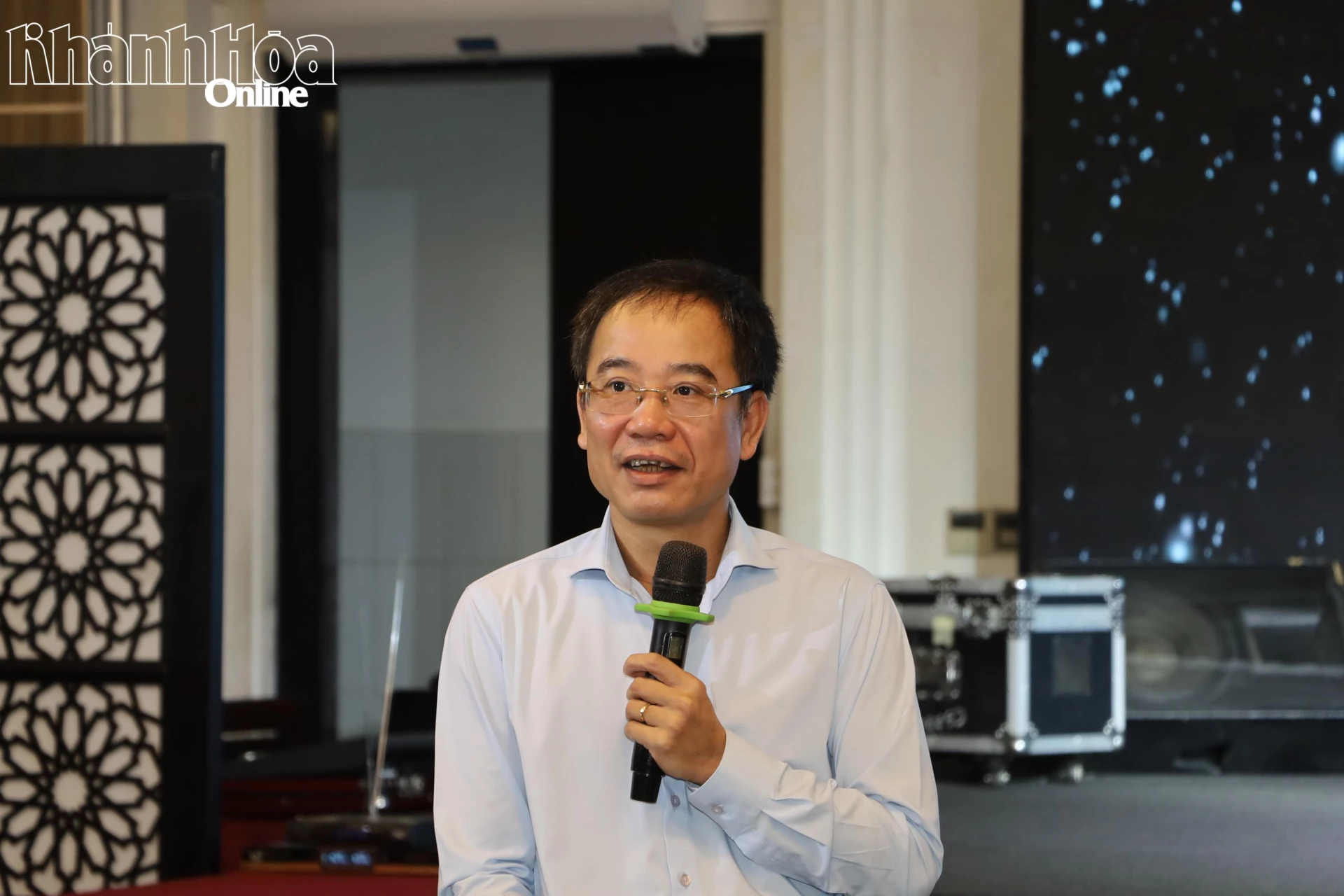 Ông Nguyễn Văn Hiếu - Phó Cục trưởng Cục Báo chí truyền đạt các nội dung tại lớp tập huấn.
