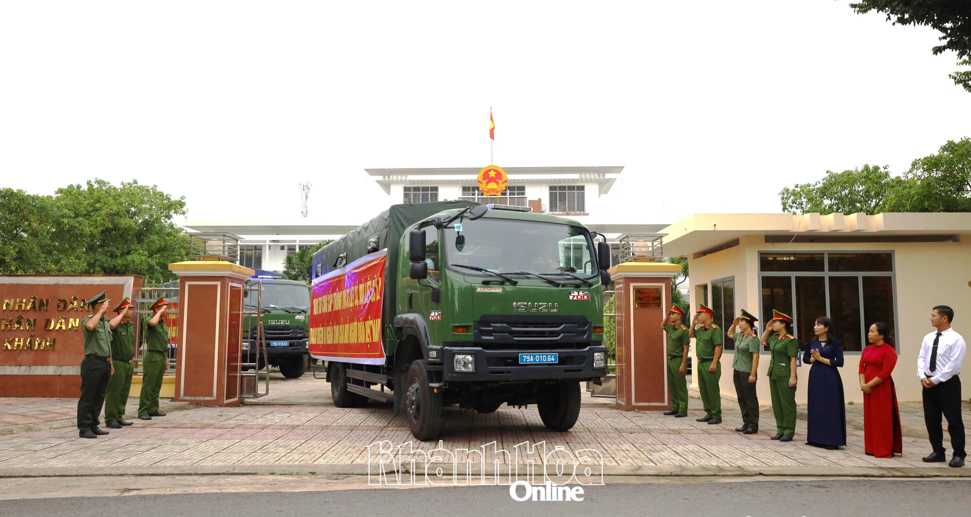 26 hài cốt liệt sĩ được vận chuyển trên 2 xe ô tô.