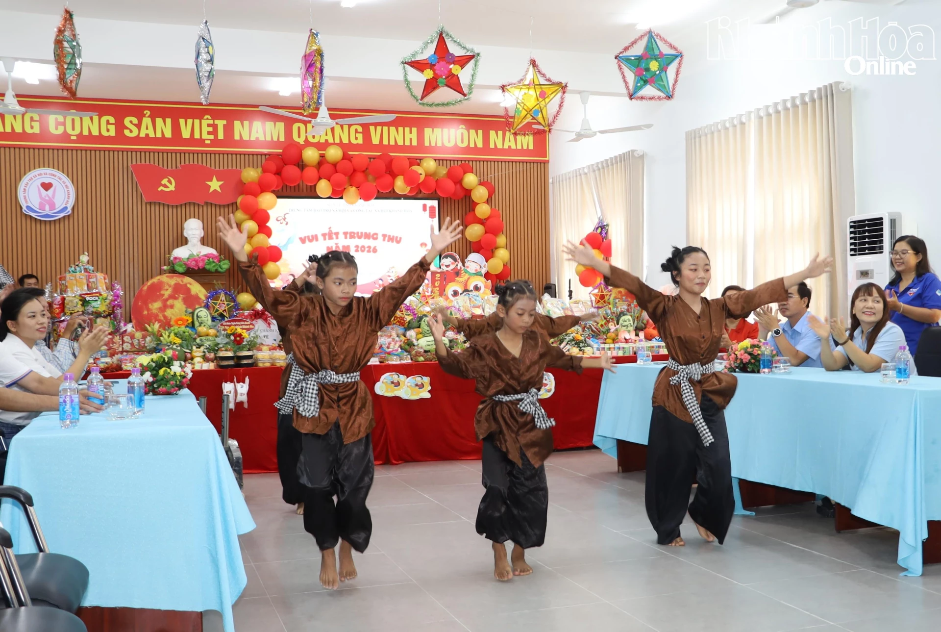 Trẻ em có hoàn cảnh đặc biệt tham gia giao lưu văn nghệ tại chương trình.