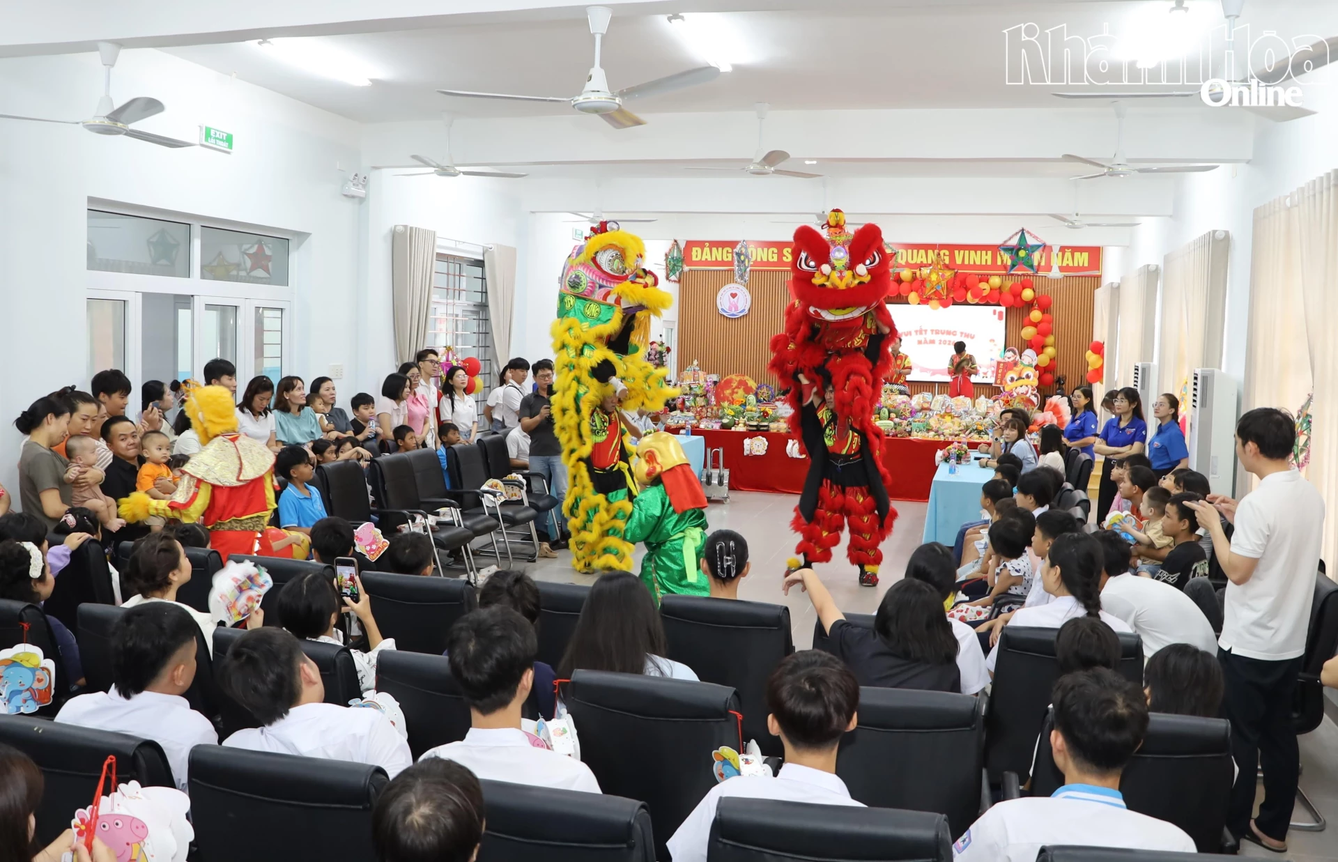 Trẻ em có hoàn cảnh đặc biệt tại Trung tâm Bảo trợ xã hội và Công tác xã hội tỉnh xem múa lân.
