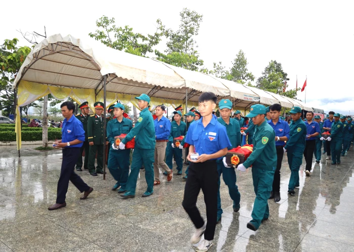 Xã Diên Khánh tổ chức di chuyển 26 hài cốt liệt sĩ về Nghĩa trang liệt sĩ Hòn Dung