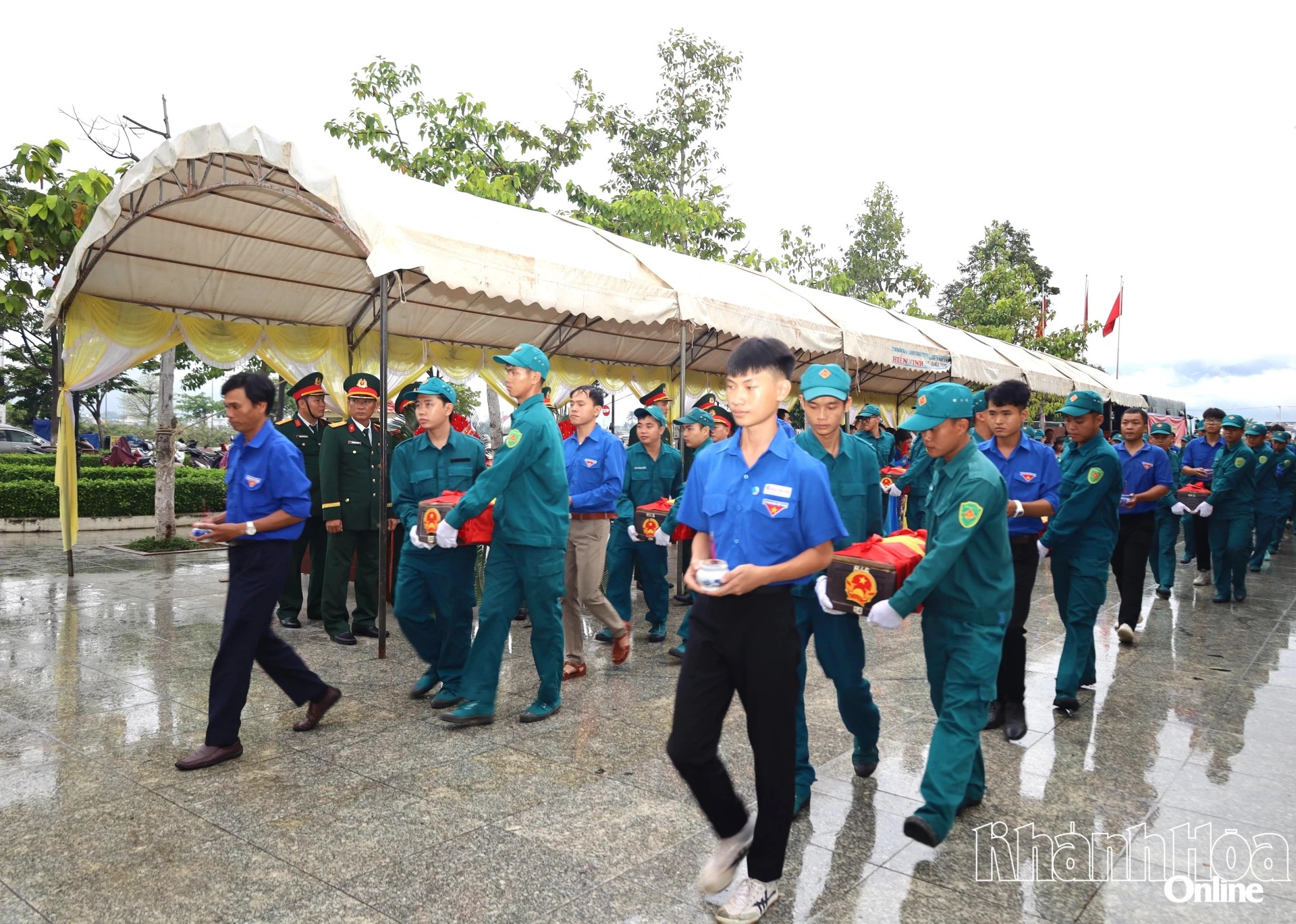 Các hài cốt liệt sĩ được di chuyển từ phòng bảo quản đến Đài tưởng niệm để tổ chức lễ dâng hoa, dâng hương.