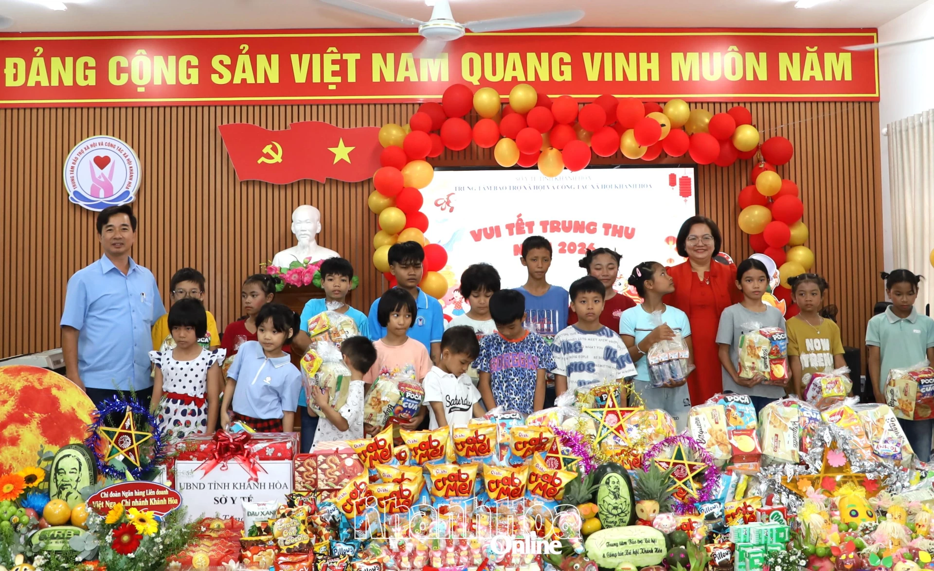 Các đại biểu trao quà Trung thu cho trẻ em có hoàn cảnh đặc biệt tại Trung tâm Bảo trợ xã hội và Công tác xã hội tỉnh.