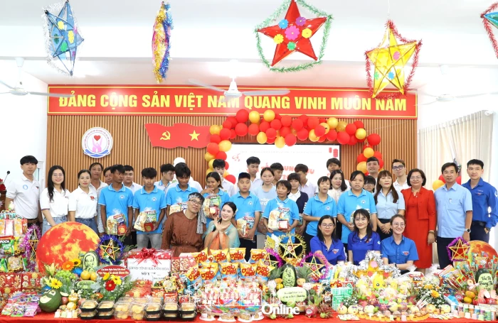 Gần 100 trẻ em có hoàn cảnh đặc biệt tham gia vui Tết Trung thu