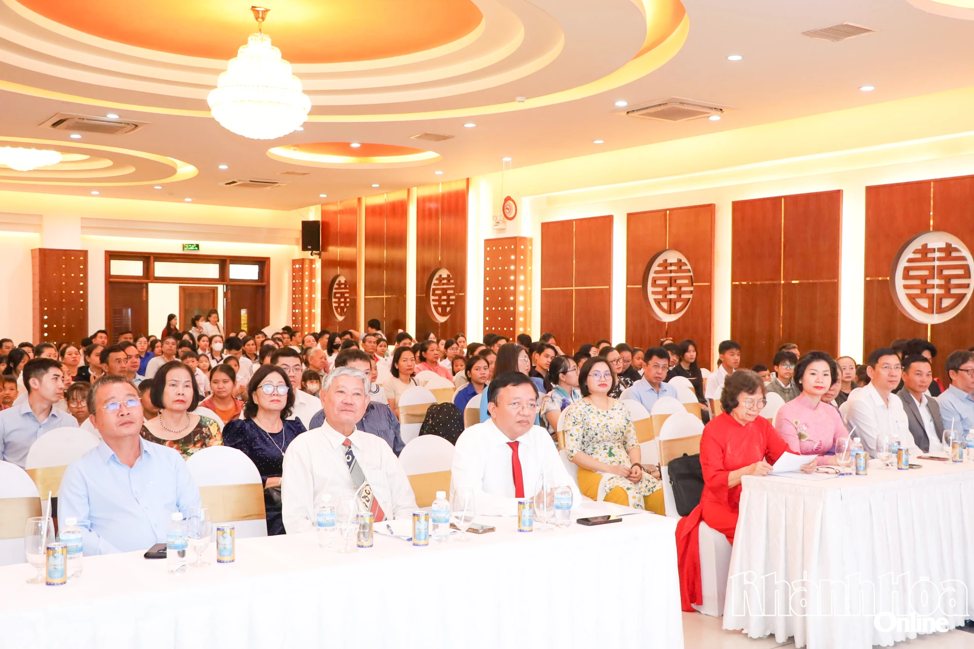 Đồng chí Lê Huyền và các đại biểu tham dự buổi lễ.