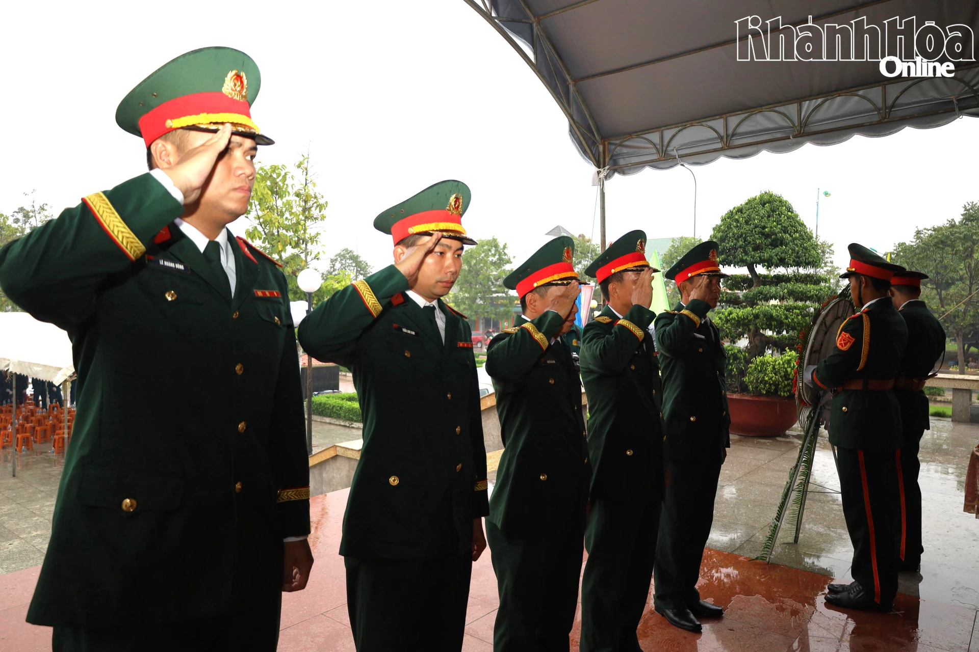 Các đại biểu dành phút mặc niệm tưởng nhớ anh linh các anh hùng liệt sĩ.