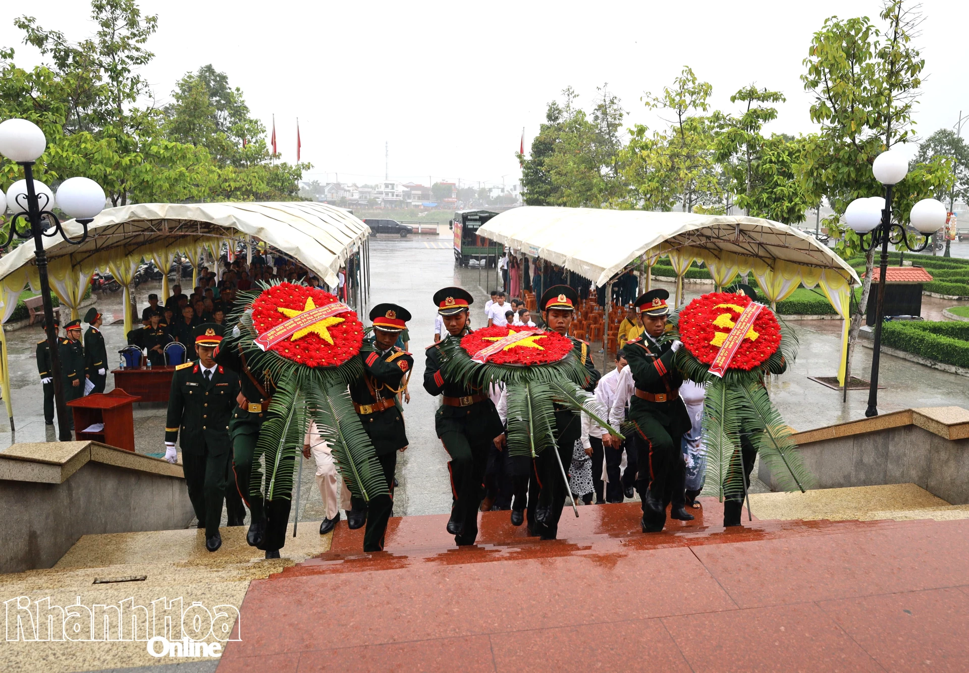 Đoàn đại biểu cấp ủy, chính quyền, Mặt trận xã Diên Khánh dâng hoa tưởng niệm các anh hùng liệt sĩ.