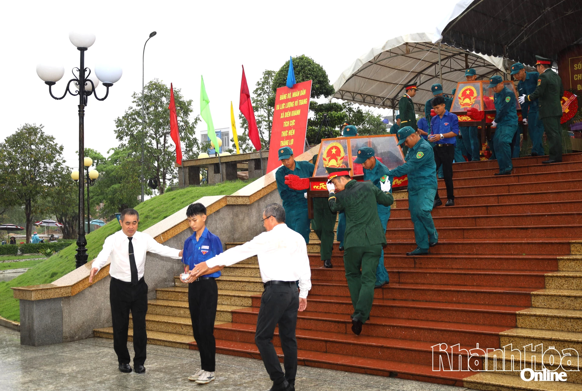 Các lực lượng di chuyển hài cốt liệt sĩ từ Đài tưởng niệm đến Nghĩa trang liệt sĩ Hòn Dung.