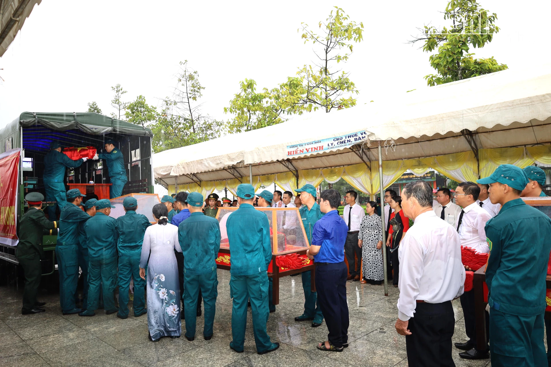 Dù trời mưa rất lớn, công tác di chuyển hài cốt liệt sĩ vẫn bảo đảm an toàn tuyệt đối.