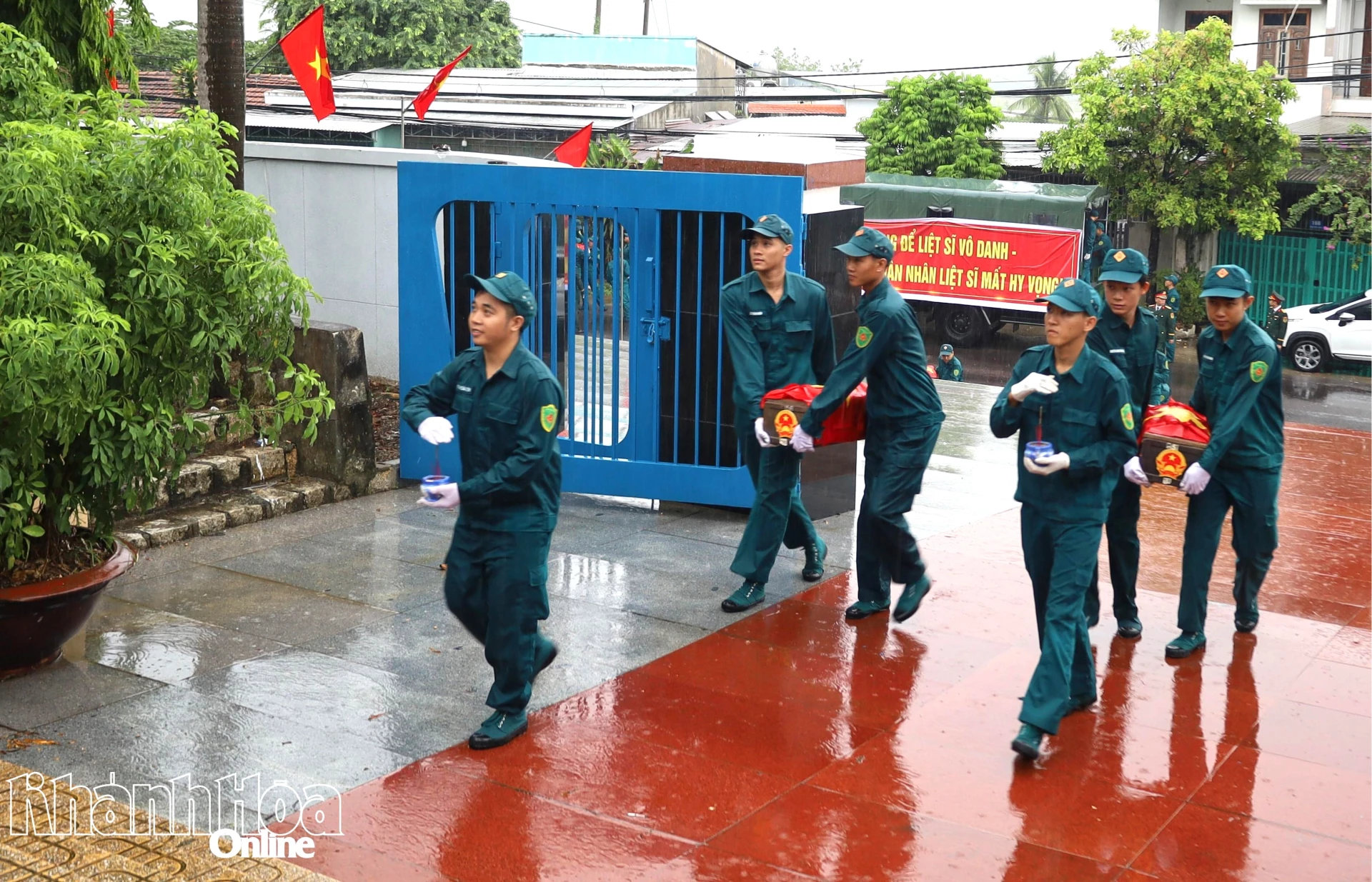 Các hài cốt liệt sĩ được di chuyển đến Nghĩa trang liệt sĩ Hòn Dung.