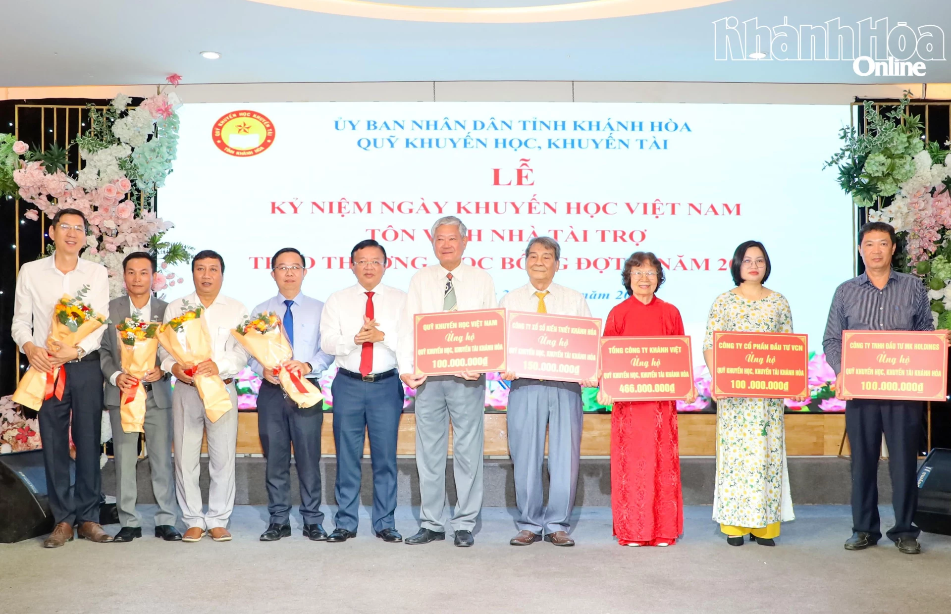 Đồng chí Lê Huyền tặng hoa cảm ơn và vinh danh các đơn vị, doanh nghiệp ủng hộ cho Quỹ Khuyến học, khuyến tài tỉnh.