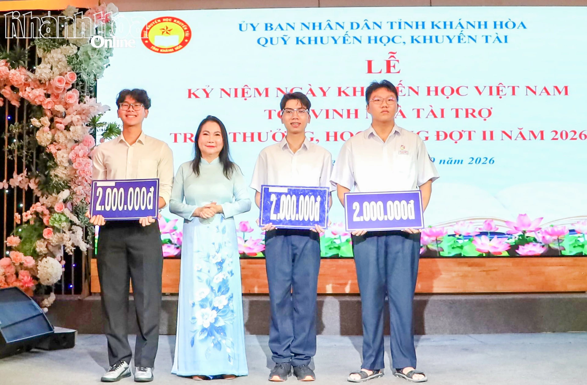 Lãnh đạo Công ty TNHH Tâm Hương trao thưởng cho học sinh đỗ điểm đại học, cao đẳng cao nhất năm học 2025 - 2026.