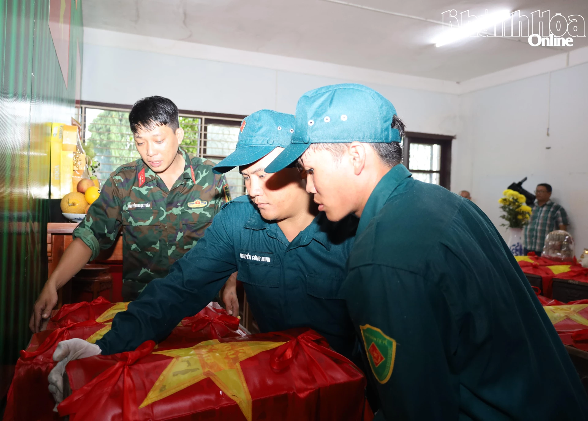 Cán bộ, chiến sĩ cẩn thận sắp xếp hài cốt liệt sĩ tại nhà quản trang.
