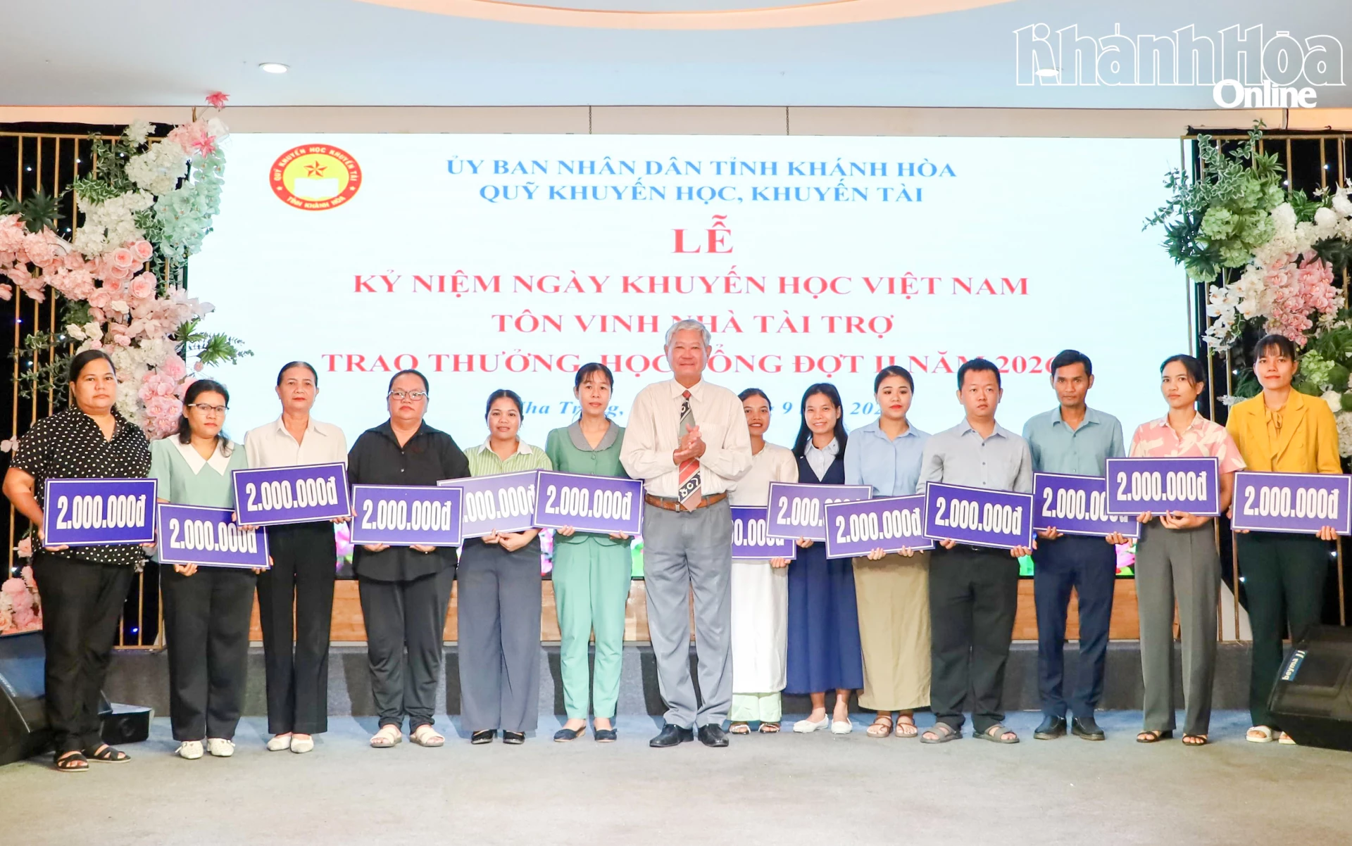 Lãnh đạo Hội Khuyến học tỉnh trao thưởng cho các giáo viên vượt khó hoàn thành tốt nhiệm vụ.