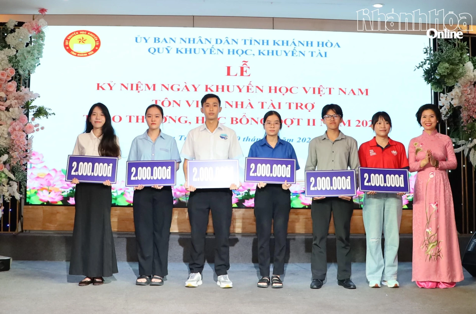 Lãnh đạo Công ty Cổ phần Tập đoàn Khánh Vĩnh trao thưởng cho các học sinh, sinh viên đạt thành tích cao.