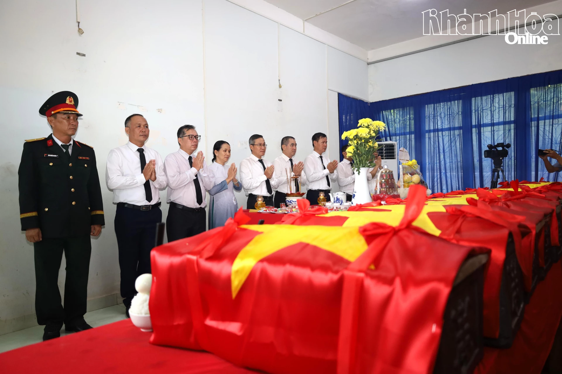 Các đại biểu dâng hương tưởng niệm các liệt sĩ tại nhà quản trang Nghĩa trang liệt sĩ Hòn Dung.