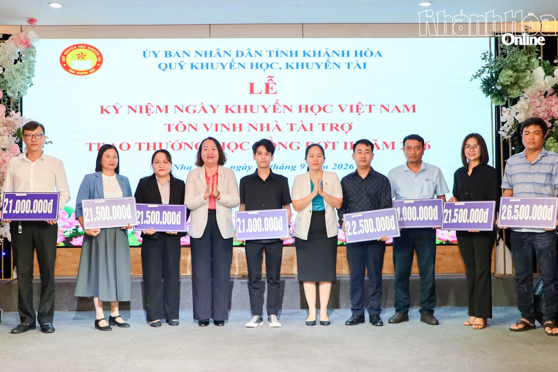 Lãnh đạo Công ty TNHH Nhà nước Một thành viên Yến sào Khánh Hòa trao tượng trưng học bổng cho đại diện các địa phương để trao cho học sinh.