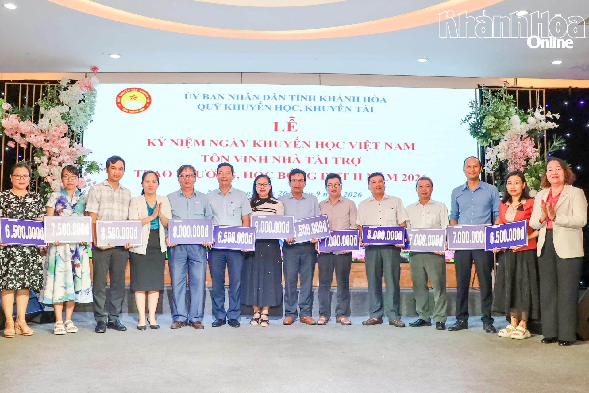 
Lãnh đạo Công ty Cổ phần Tập đoàn Khánh Vĩnh trao thưởng cho các học sinh, sinh viên đạt thành tích cao.