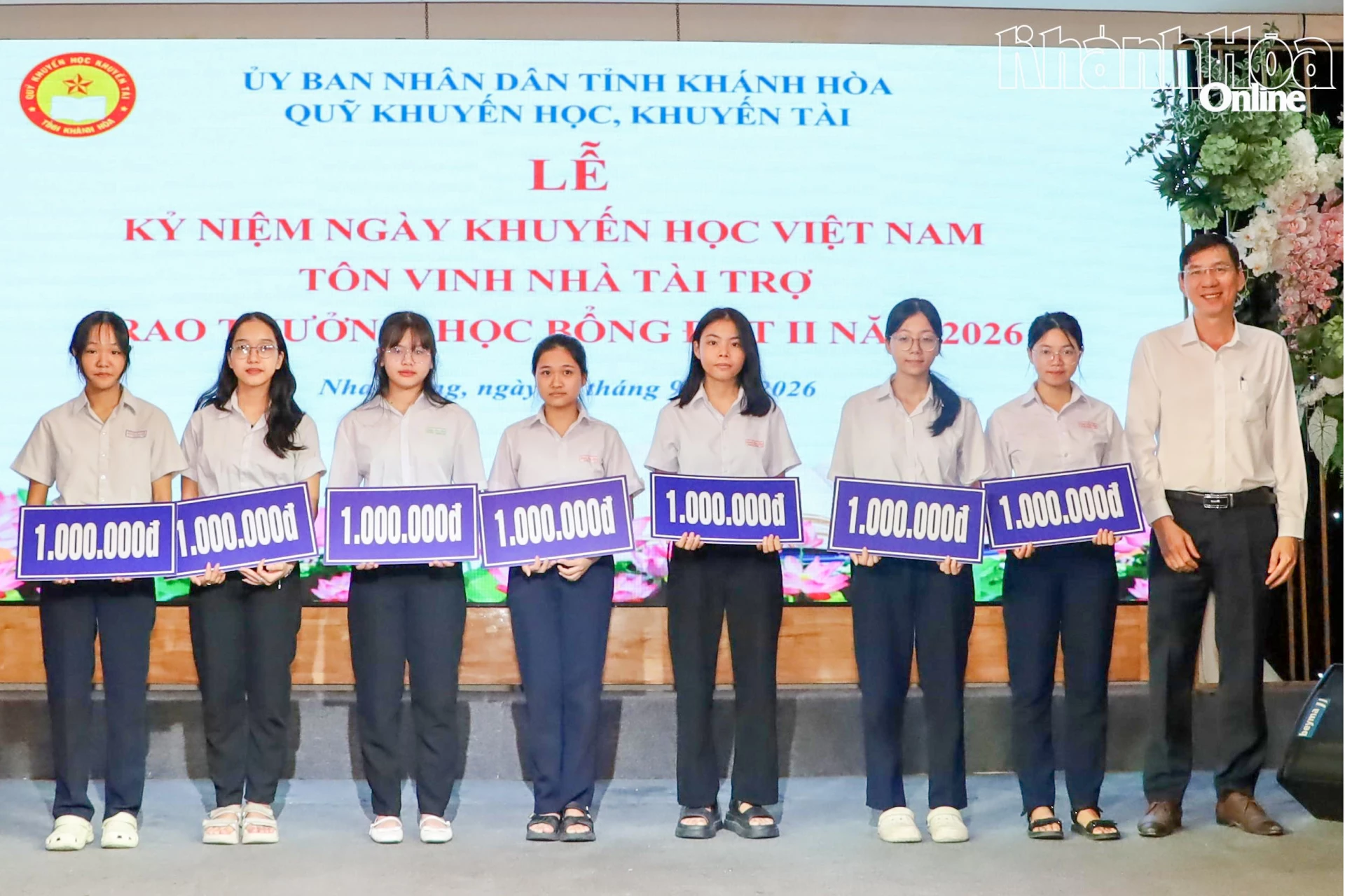 Lãnh đạo Công ty Cổ phần Đầu tư VCN trao học bổng cho học sinh.