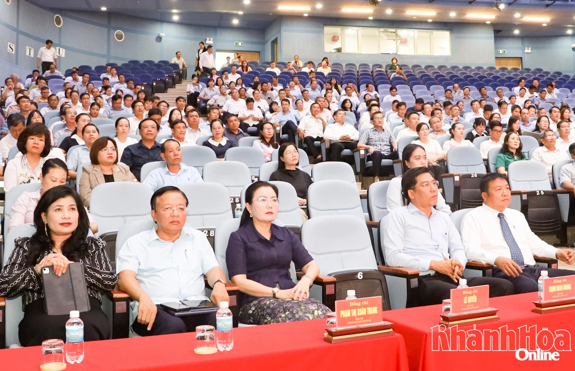 Các đại biểu tham dự hội nghị.