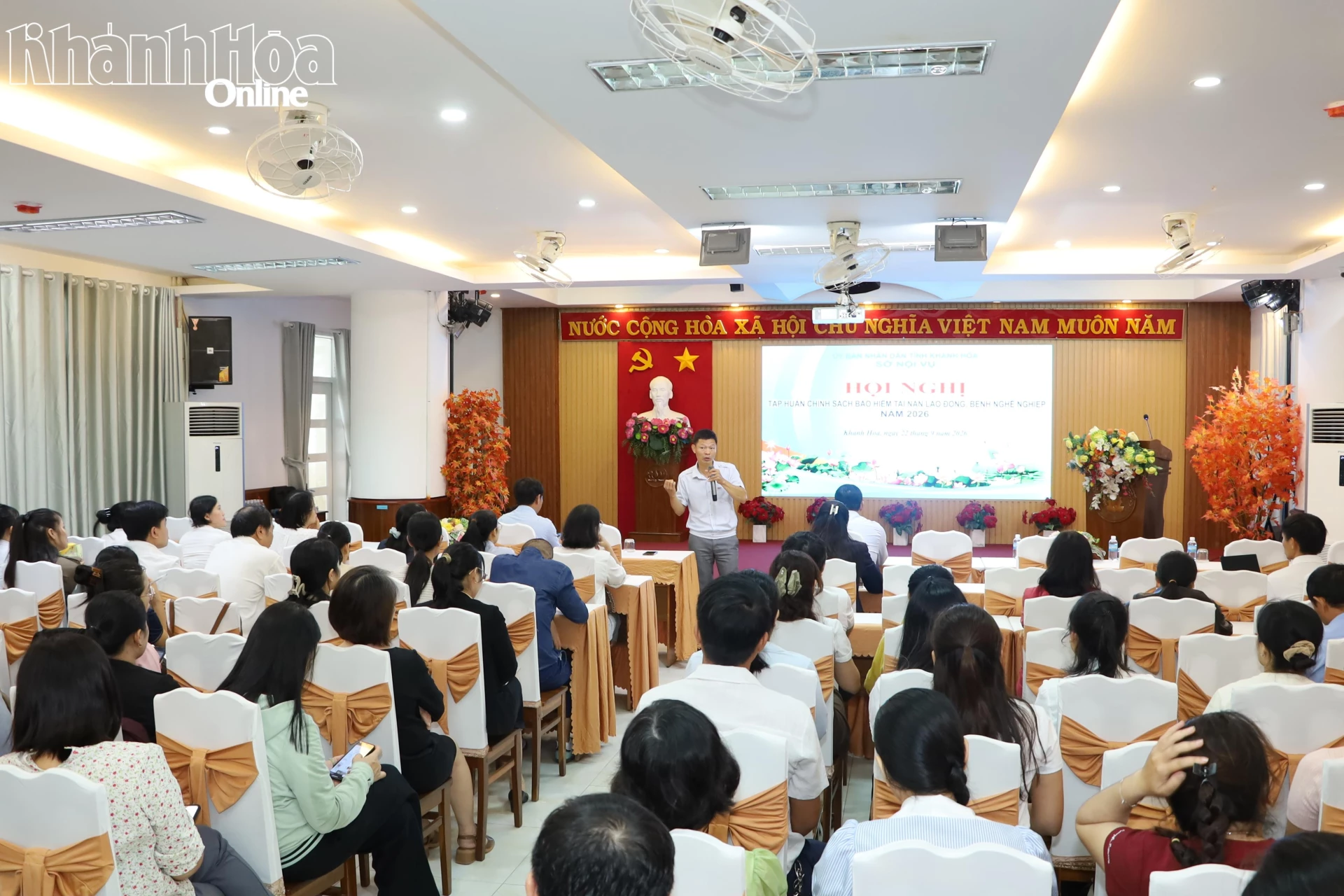 Báo cáo viên truyền đạt các nội dung tại hội nghị.