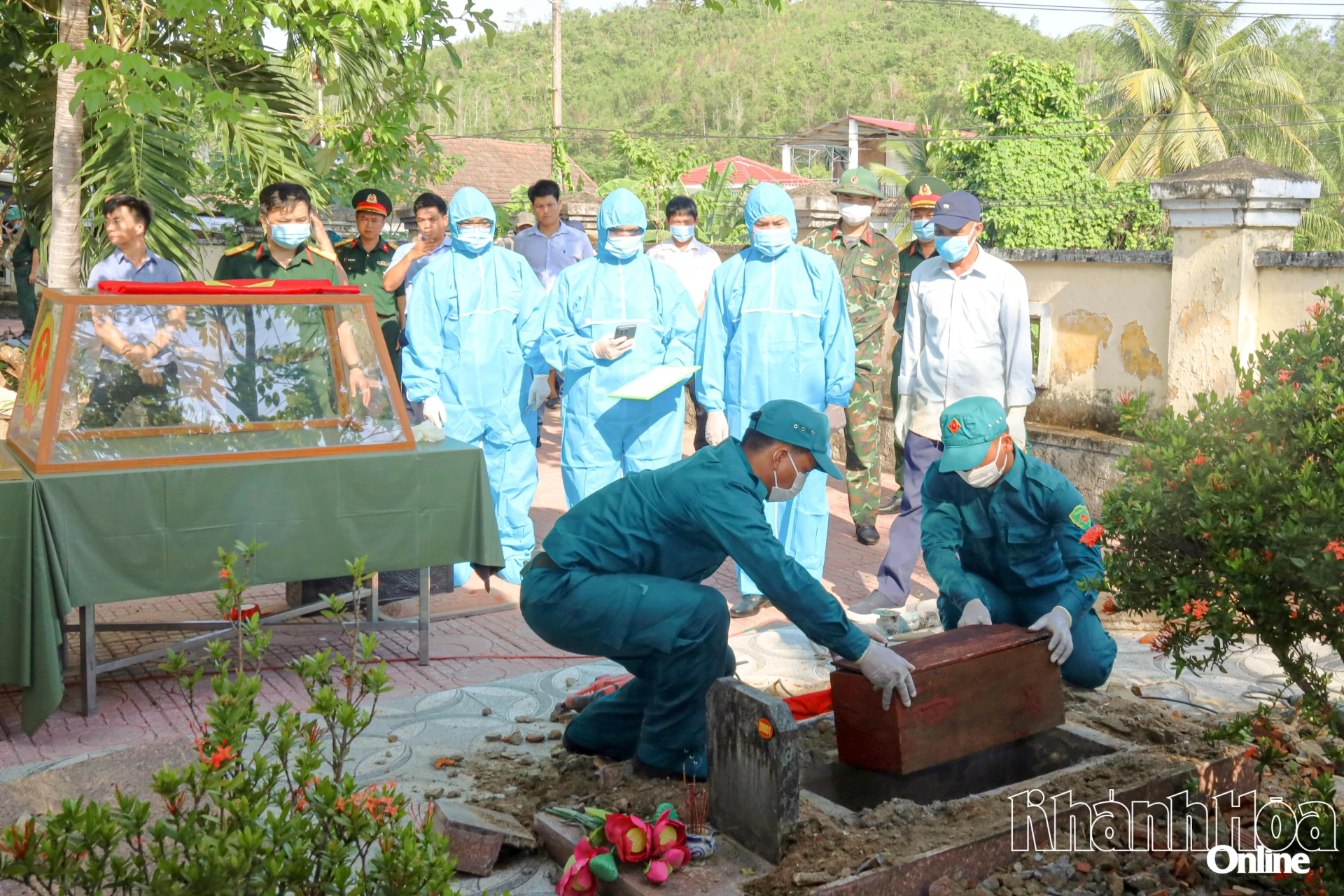 Lực lượng chuyên trách tiến hành khai quật các phần mộ 
chưa xác định được thông tin tại Nghĩa trang liệt sĩ Khánh Vĩnh 
để lấy mẫu giám định ADN.