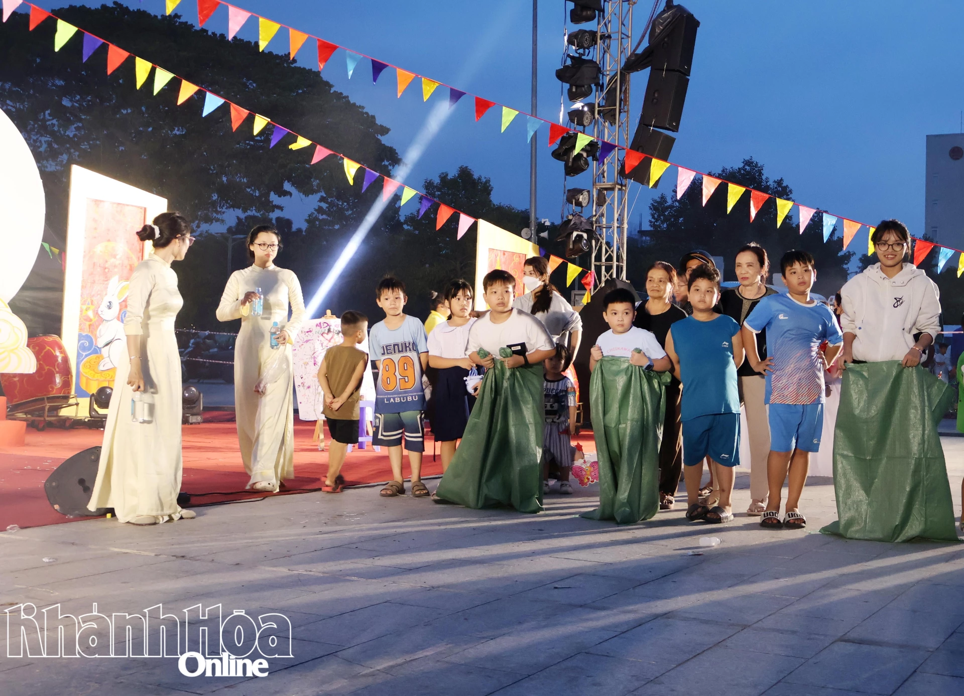 Các em thiếu nhi hào hứng tham gia trò chơi nhảy bao bố.
