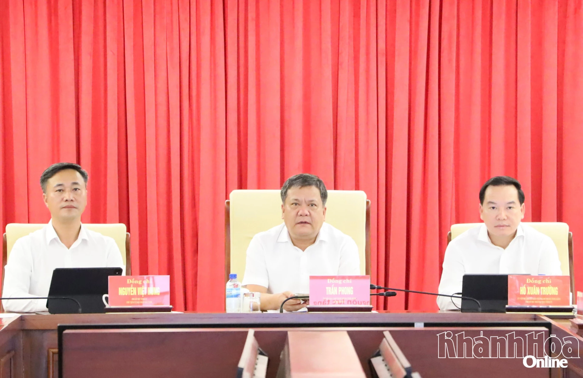 Các đồng chí: Trần Phong, Hồ Xuân Trường, Nguyễn Việt Hùng tham dự hội nghị tại điểm cầu Tỉnh ủy Khánh Hòa.