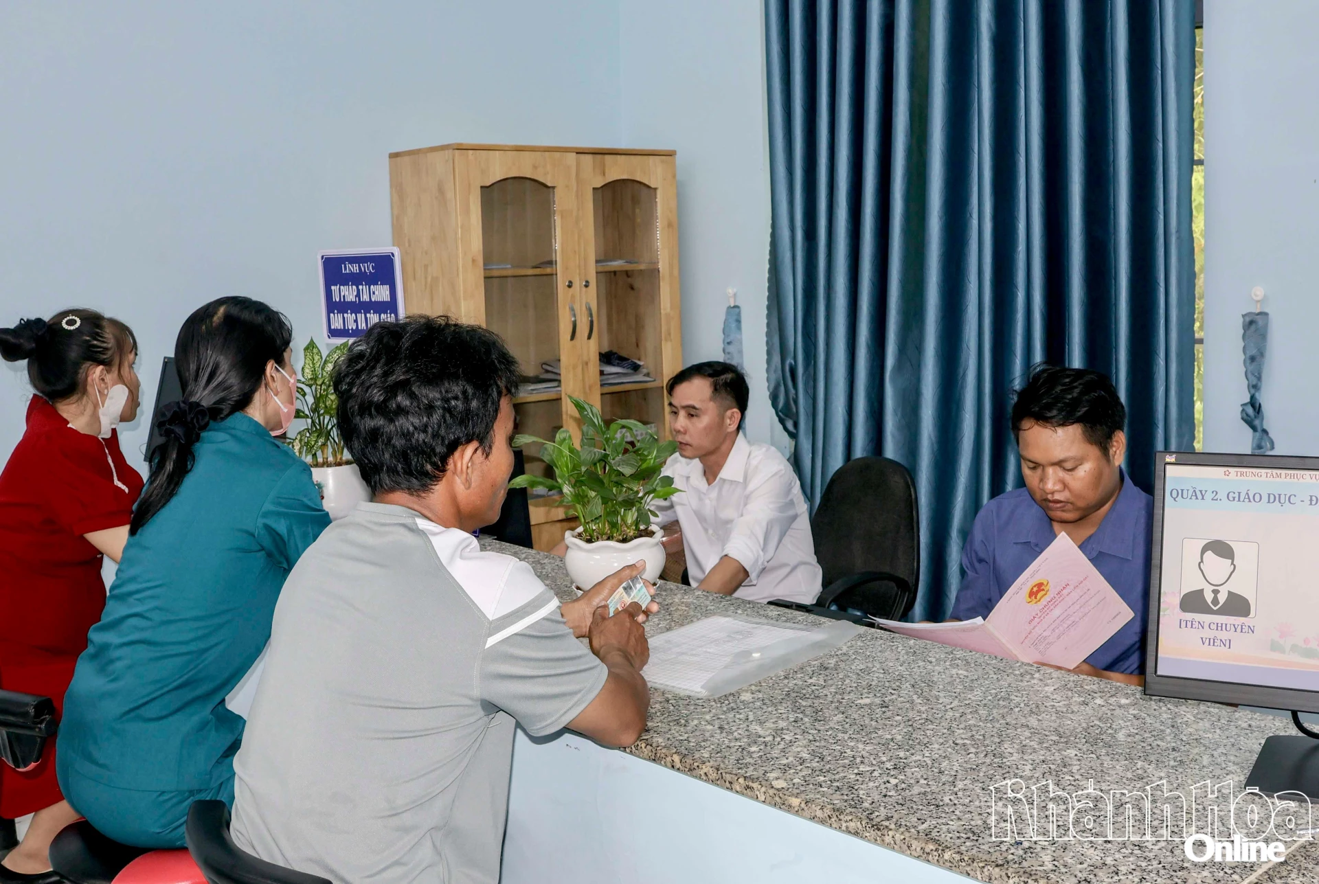 Cán bộ Trung tâm Phục vụ hành chính công xã Tây Khánh Vĩnh hỗ trợ người dân nộp hồ sơ trực tuyến về thủ tục đất đai.