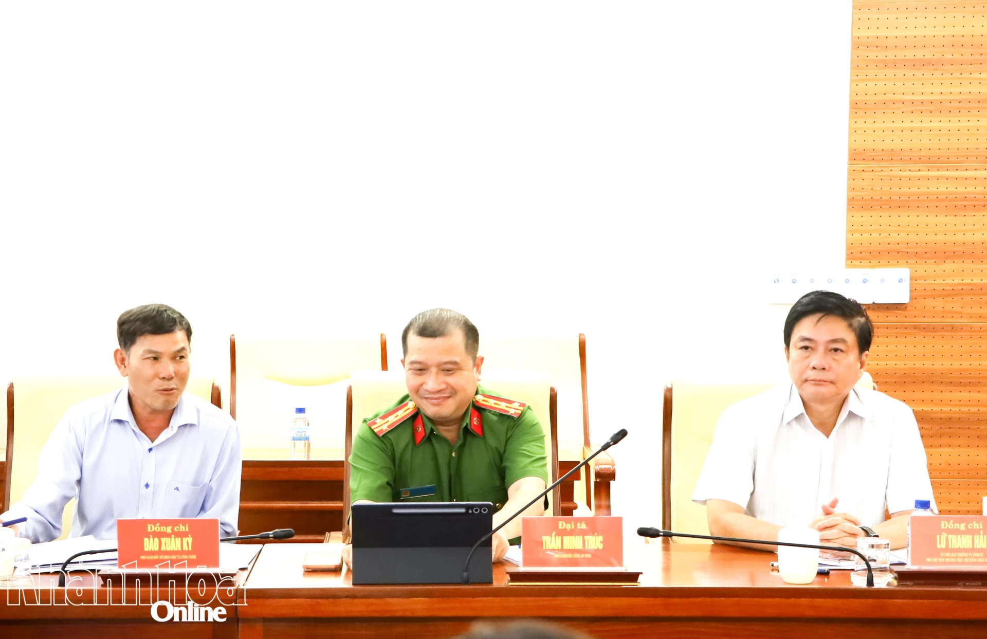 Đồng chí Lữ Thanh Hải - Ủy viên Ban Thường vụ Tỉnh ủy, Phó Chủ tịch Thường trực HĐND tỉnh và các đại biểu tham dự hội nghị tại điểm cầu Tỉnh ủy Khánh Hòa.