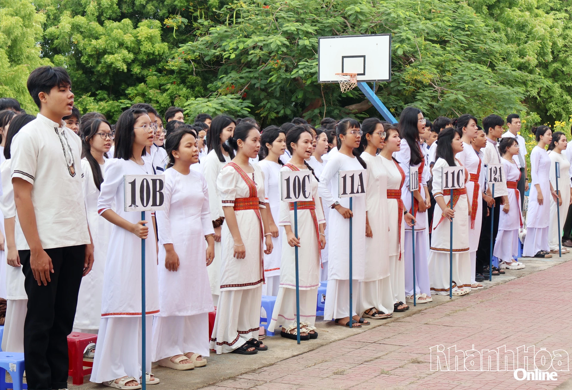 Các học sinh thực hiện nghi thức chào cờ.