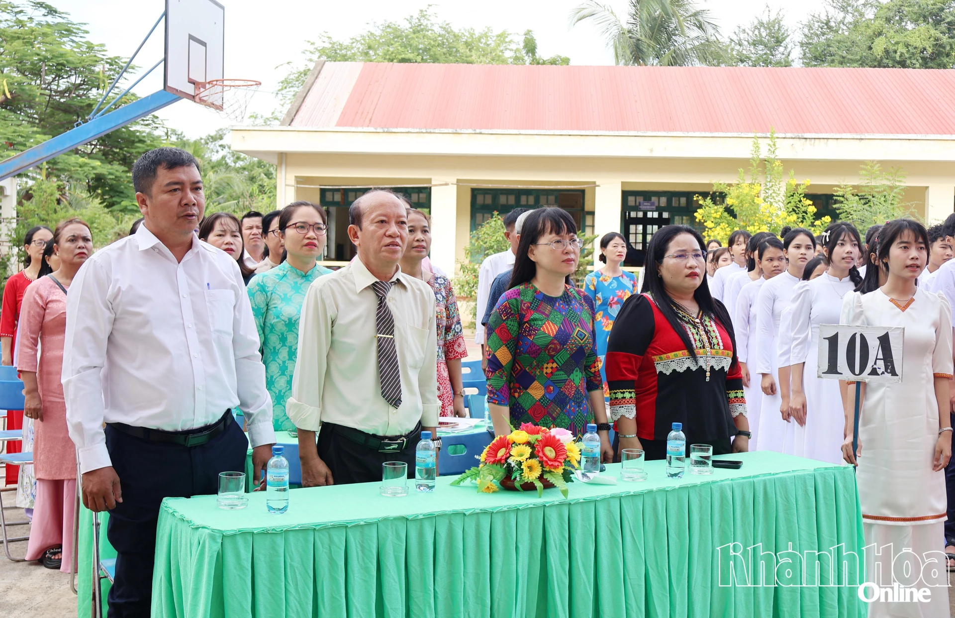 Đồng chí Chamaléa Thị Thủy và các đại biểu, cán bộ, giáo viên và học sinh thực hiện nghi thức chào cờ.