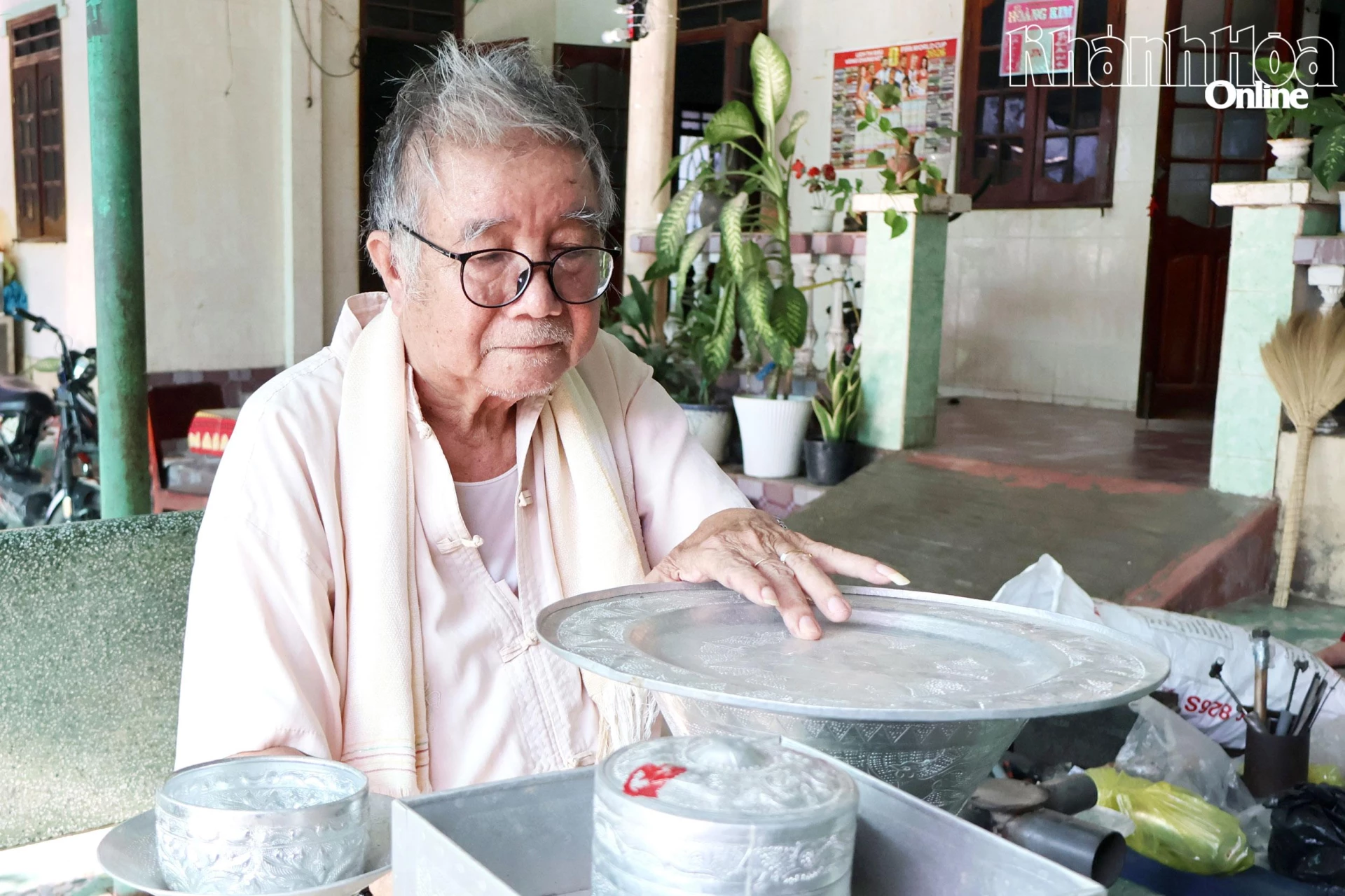 Ông Kinh Văn Cần giới thiệu những sản phẩm hoàn thiện của gia đình.