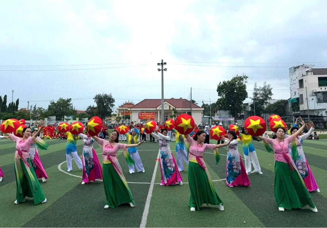 Phần thi dân vũ kết hợp dưỡng sinh của Thôn Phong ấp.