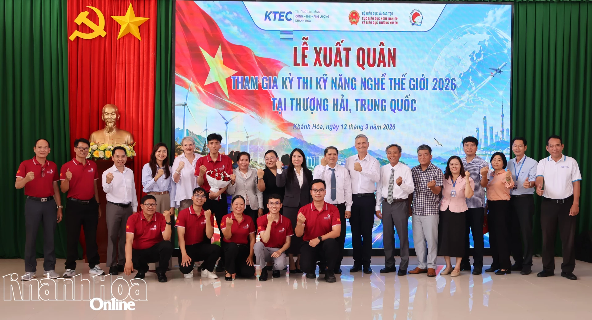 Đại biểu và các thành viên tham gia Kỳ thi Kỹ năng nghề thế giới năm 2026 thể hiện quyết tâm trước khi xuất quân.
