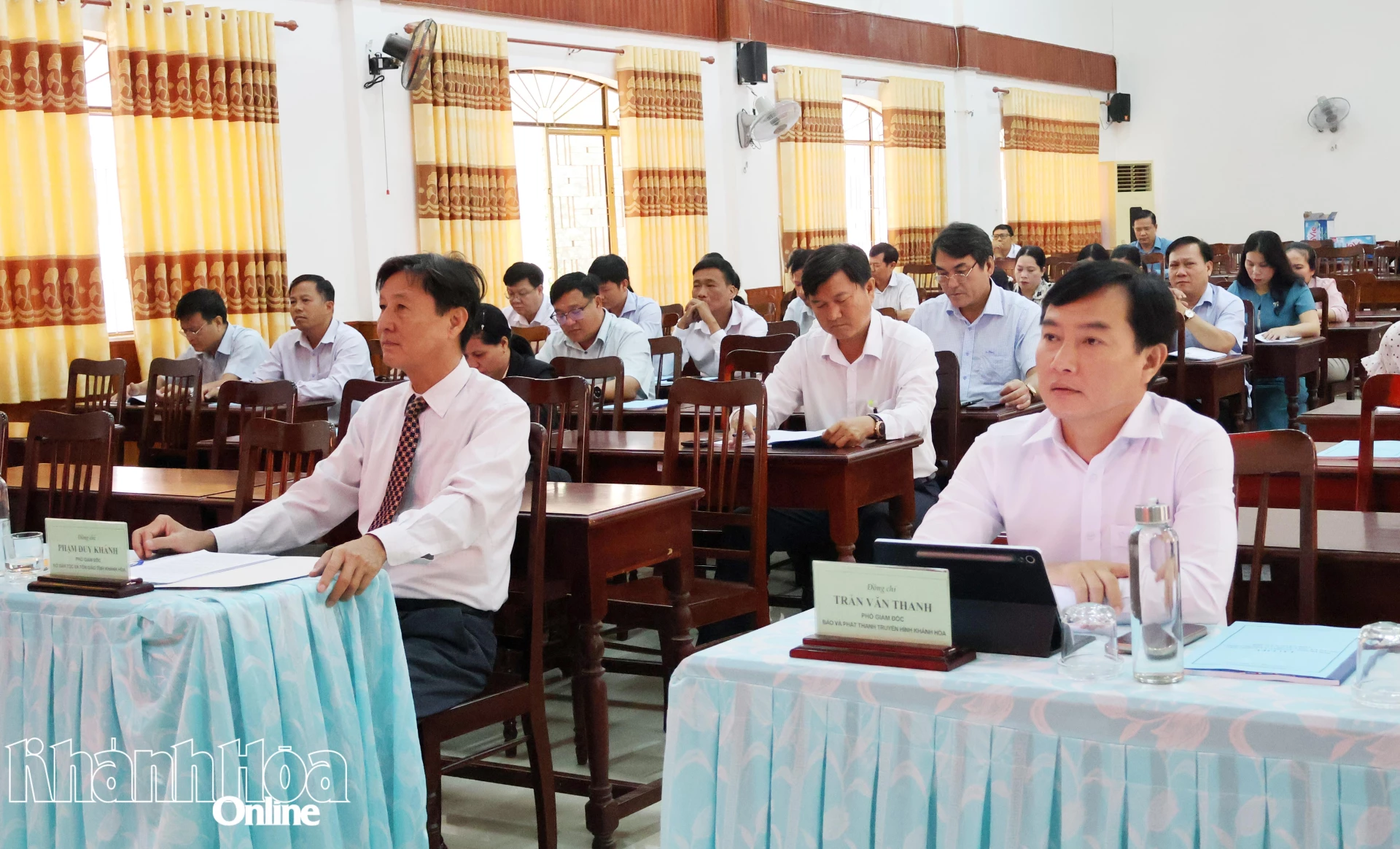 Các đại biểu và học viên dự lễ khai giảng.