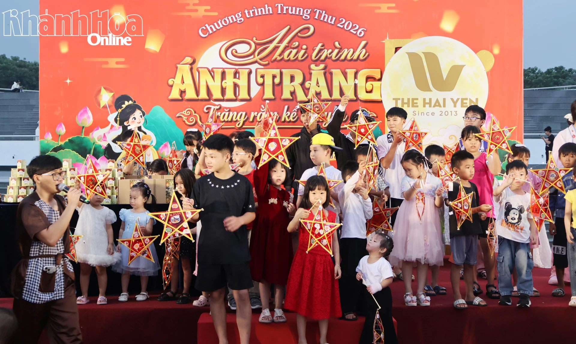 Các em thiếu nhi trưng bày những chiếc lồng đèn do mình trang trí để Ban tổ chức chấm, trao giải.