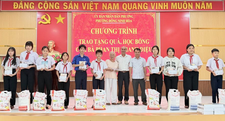 Lãnh đạo phường Đông Ninh Hòa và mạnh thường quân tặng quà và học bổng cho học sinh thuộc hộ nghèo, cận nghèo trên địa bàn.