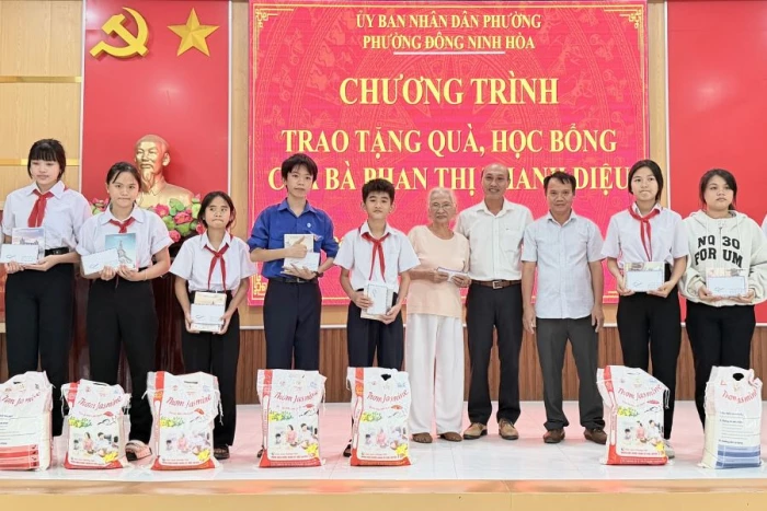 Phường Đông Ninh Hòa trao 41 suất học bổng và quà cho học sinh nghèo