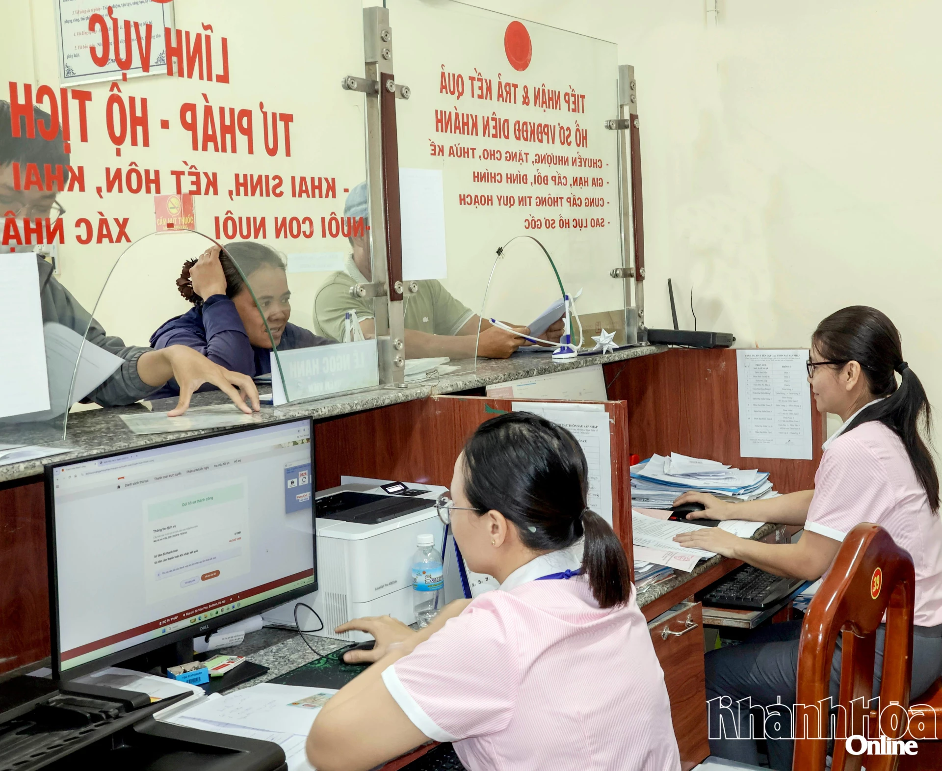 Cán bộ Trung tâm Phục vụ hành chính công xã Diên Điền hỗ trợ người dân nộp hồ sơ trực tuyến.