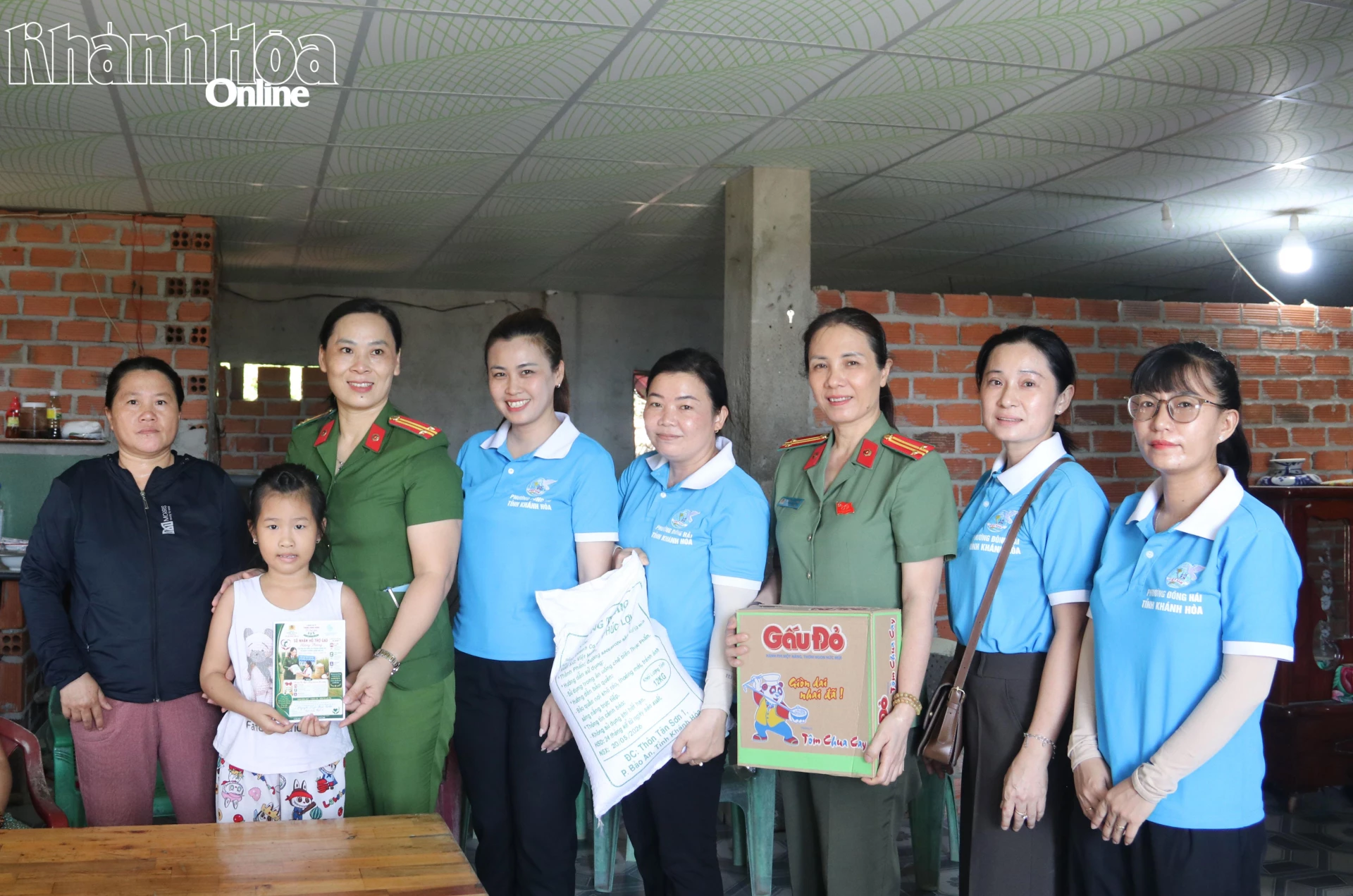 Bà Trân (thứ 2 từ phải qua) tham gia các hoạt động hỗ trợ người dân trên địa bàn phường.