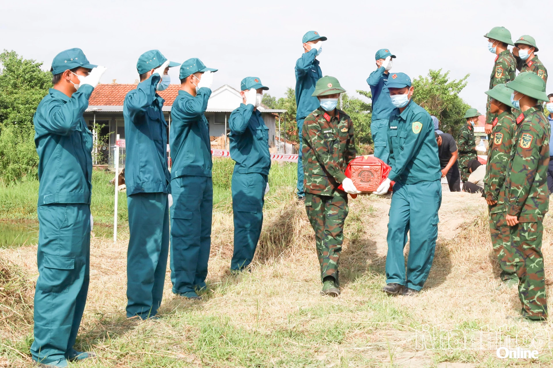 Cán bộ, chiến sĩ tiến hành cất bốc, quy tập hài cốt liệt sĩ tại xã Tân Định.